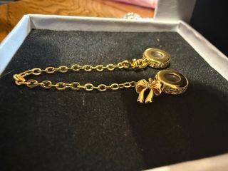 Charm con cadena y lazo dorado