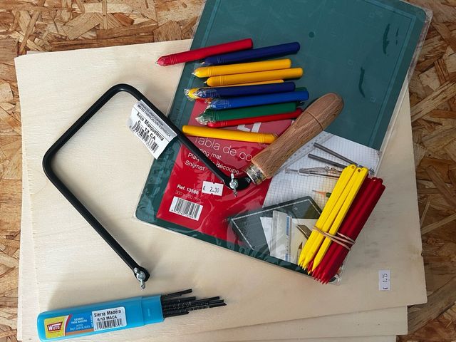 Lote 16. Tabla corte, punzones...