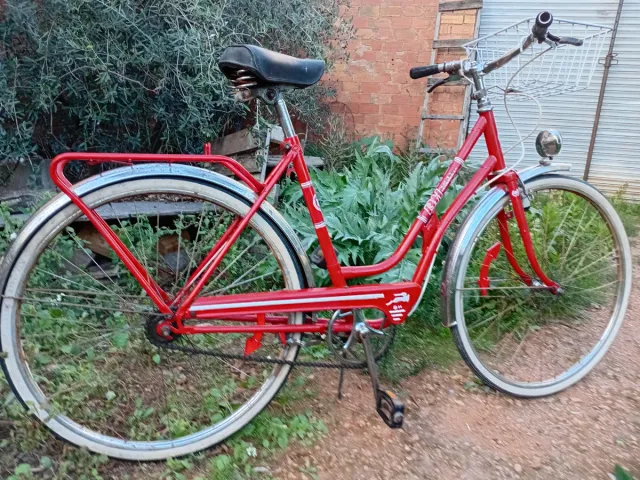 Bicicleta Clásica Roja con Cesta