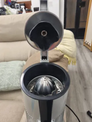 Exprimidor eléctrico plateado