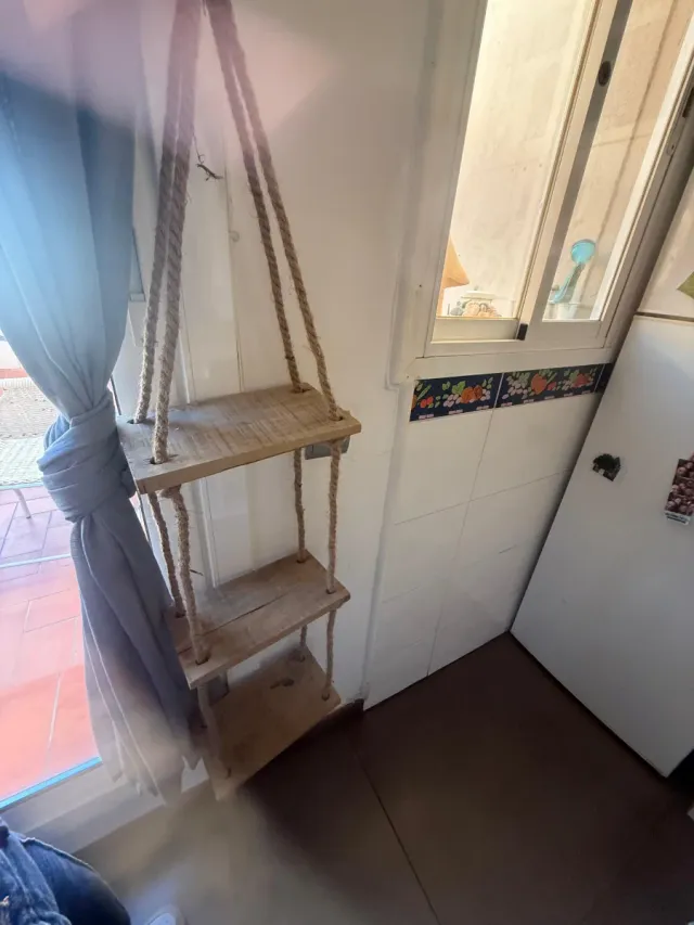 Estantería rústica de madera y cuerda