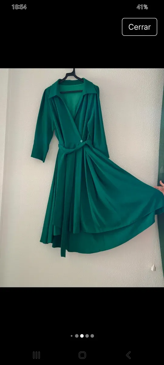 Vestido verde esmeralda fluido elegante