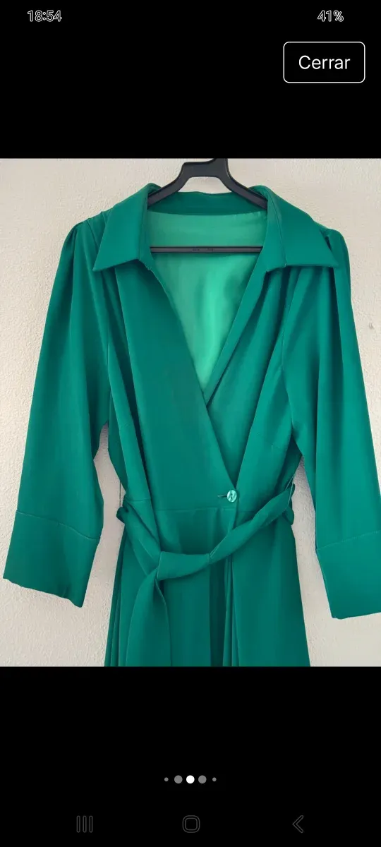 Vestido verde esmeralda fluido elegante