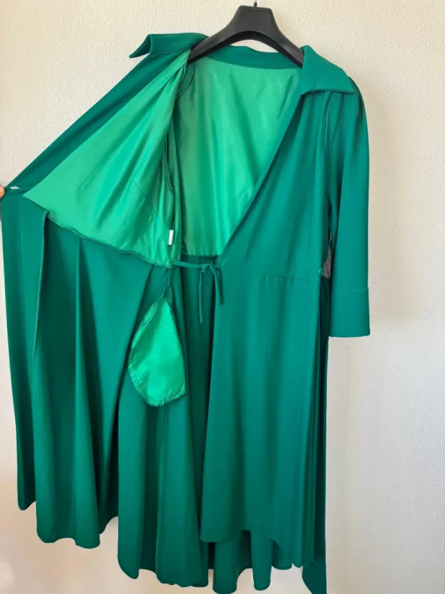 Vestido verde esmeralda fluido elegante