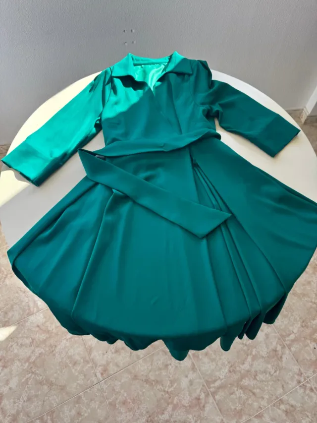 Vestido verde esmeralda fluido elegante