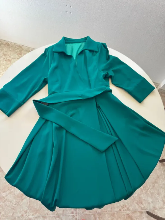 Vestido verde esmeralda fluido elegante