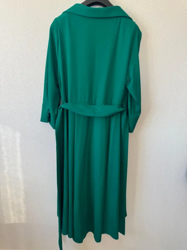 Vestido verde esmeralda fluido elegante