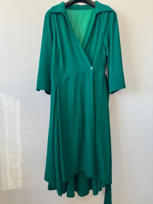 Vestido verde esmeralda fluido elegante