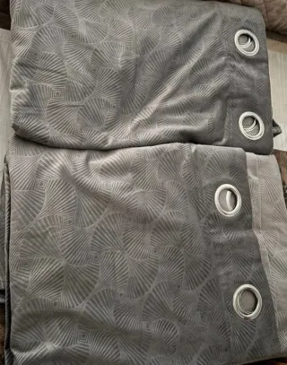 Tende coprenti grigie con occhielli