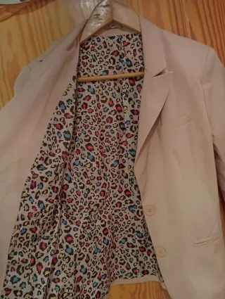 Chaqueta de traje beige con forro estampado