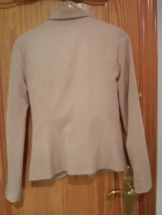 Chaqueta de traje beige con forro estampado