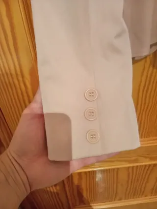 Chaqueta de traje beige con forro estampado