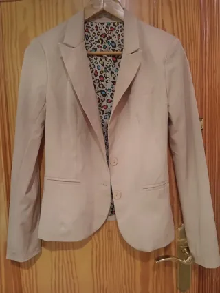 Chaqueta de traje beige con forro estampado