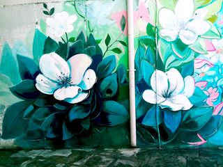 Dipinto murale con fiori verdi e bianchi