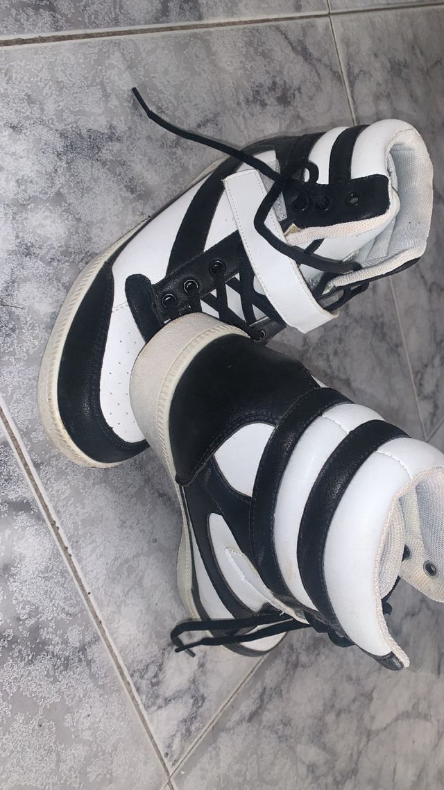 Zapatillas altas blancas y negras