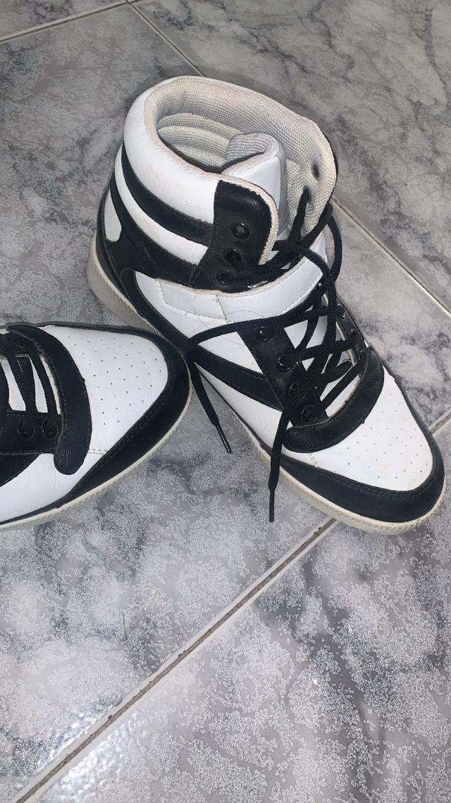 Zapatillas altas blancas y negras