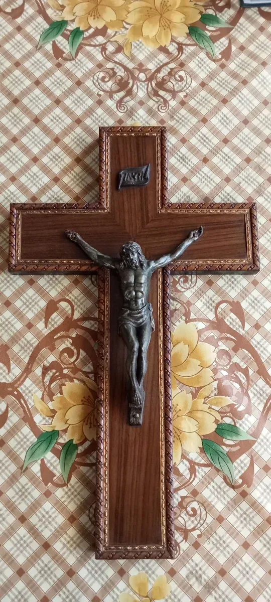 Crucifijo de madera antiguo