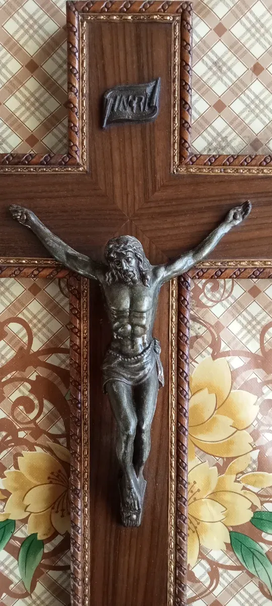 Crucifijo de madera antiguo