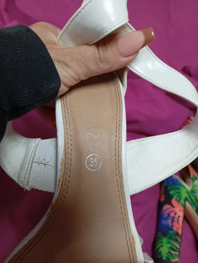 Sandalias de tacón blancas