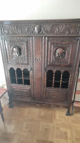 Mueble de madera tallada antiguo. Mueble bodega