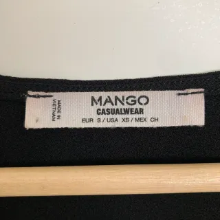 Blusa Mango negra con flecos