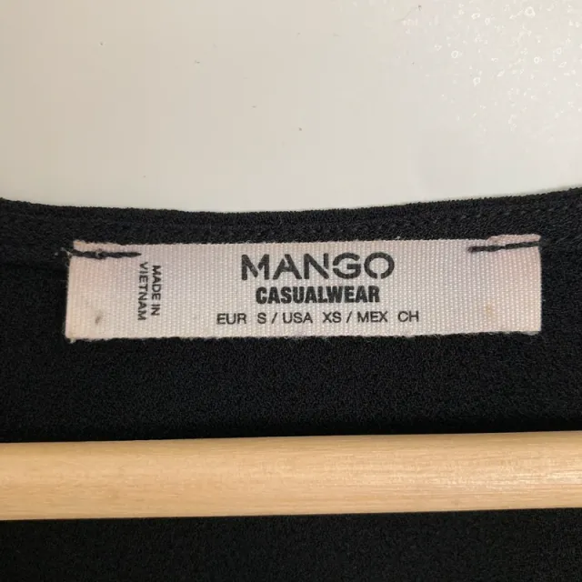 Blusa Mango negra con flecos