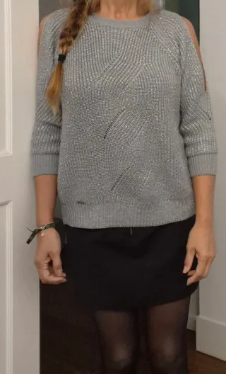 Jersey Guess plateado con hombros descubiertos