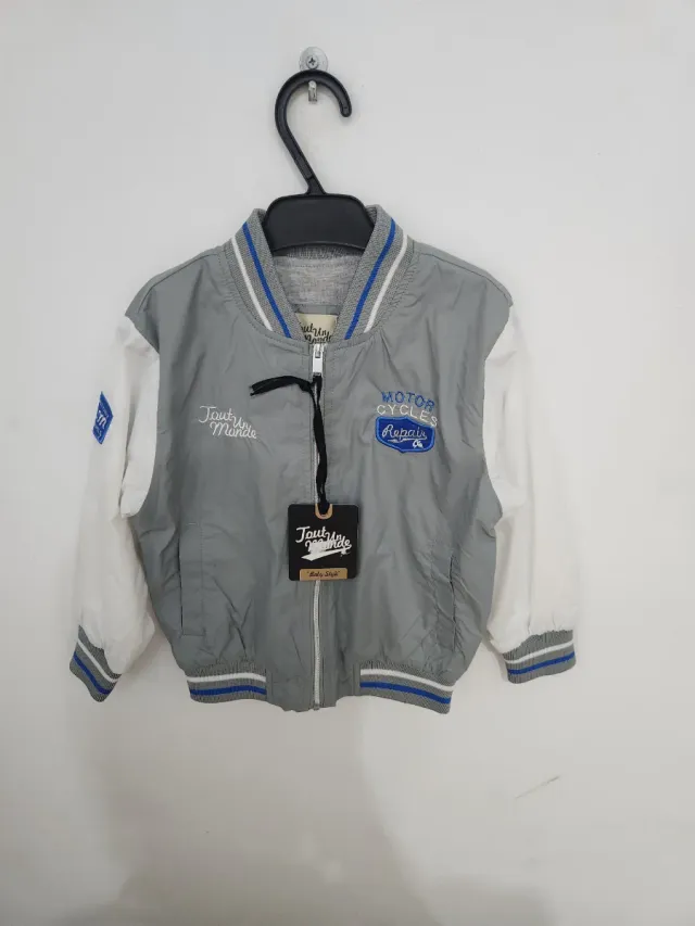 Chaqueta estilo bomber gris y blanca