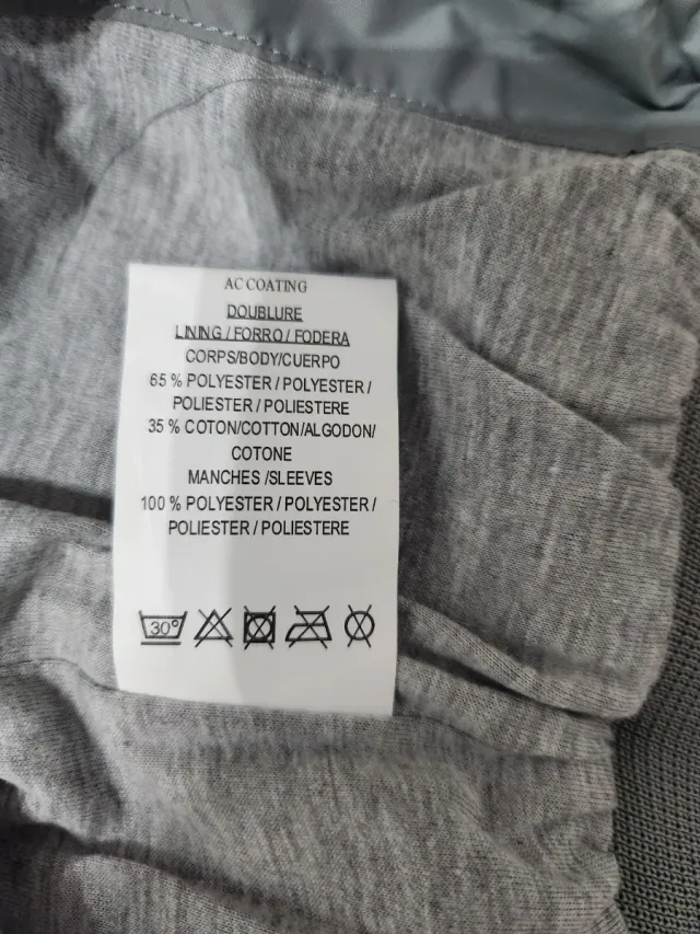 Chaqueta estilo bomber gris y blanca