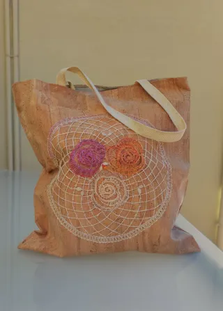 Bolsa tote bag tela de corcho y diseño encaje