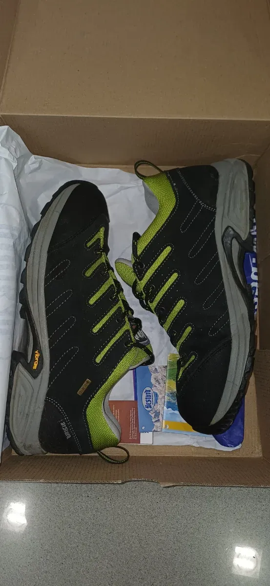 Botas de trekking Bestard negras y verdes.