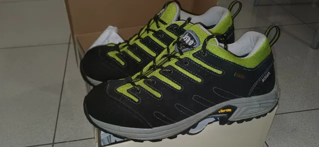 Botas de trekking Bestard negras y verdes.