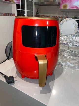 Freidora de aire roja sin estrenar