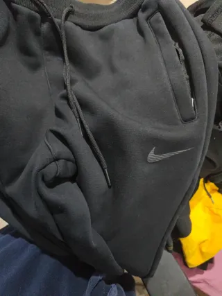 Pantalón chándal Nike negro pelillo