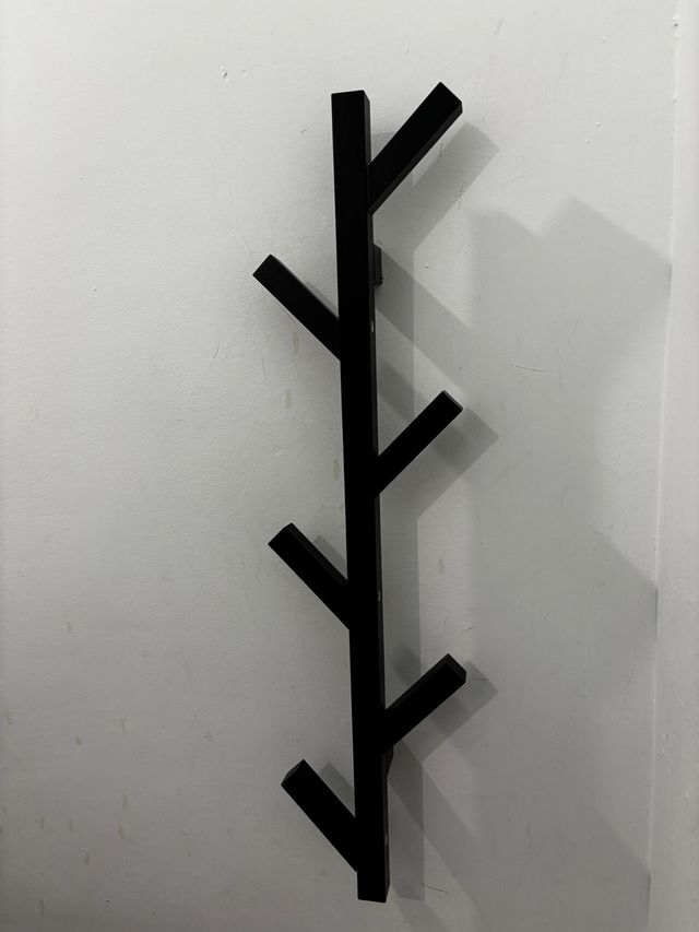 Perchero de madera negro