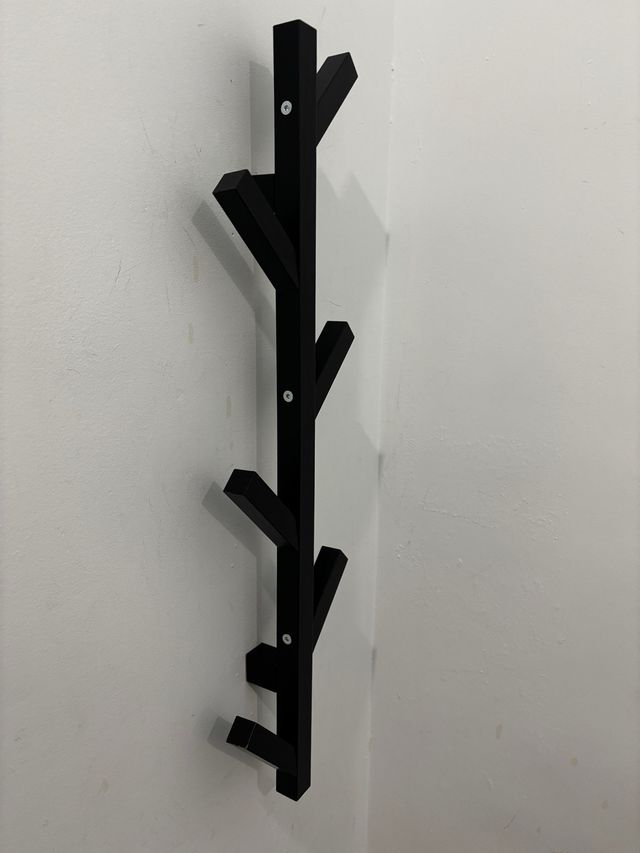 Perchero de madera negro