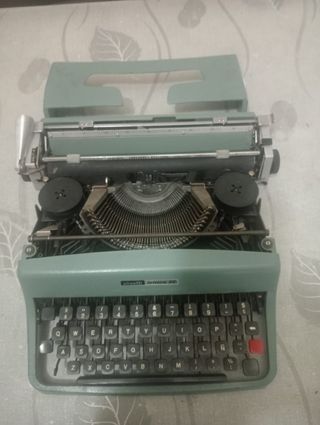 Máquina de escribir Olivetti Lettera 32