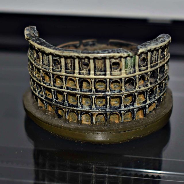 figura del coliseo de Roma, traído de Italia