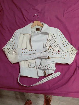 Chaqueta de cuero blanca con tachuelas