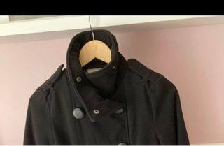 Abrigo paño negro ajustado a la cintura