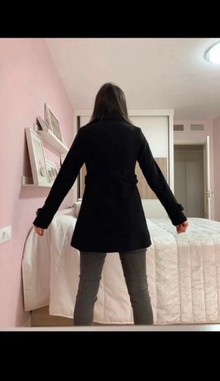 Abrigo paño negro ajustado a la cintura