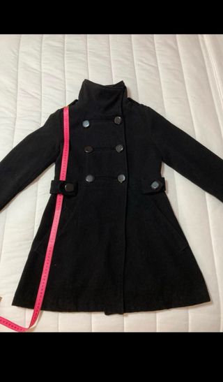 Abrigo paño negro ajustado a la cintura