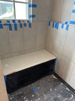 Reforma de Baño: Azulejos y Asiento