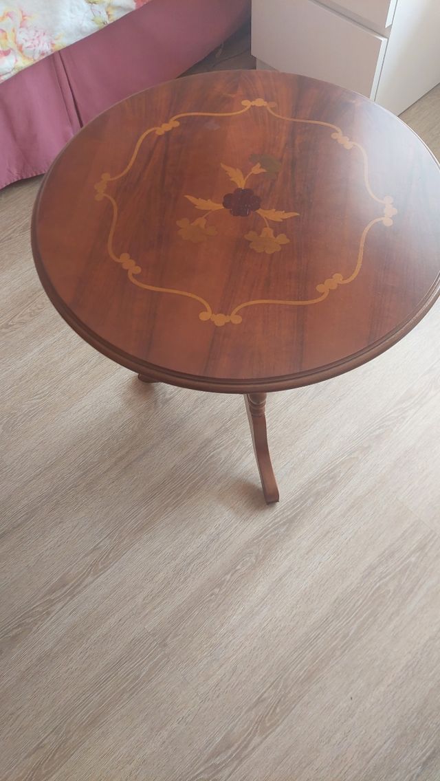 Mesa redonda de madera con diseño