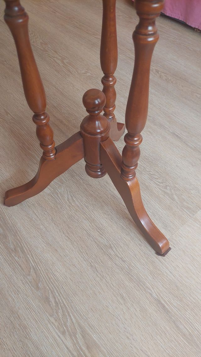 Mesa redonda de madera con diseño