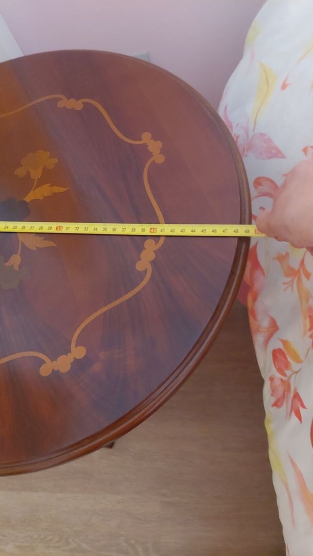 Mesa redonda de madera con diseño