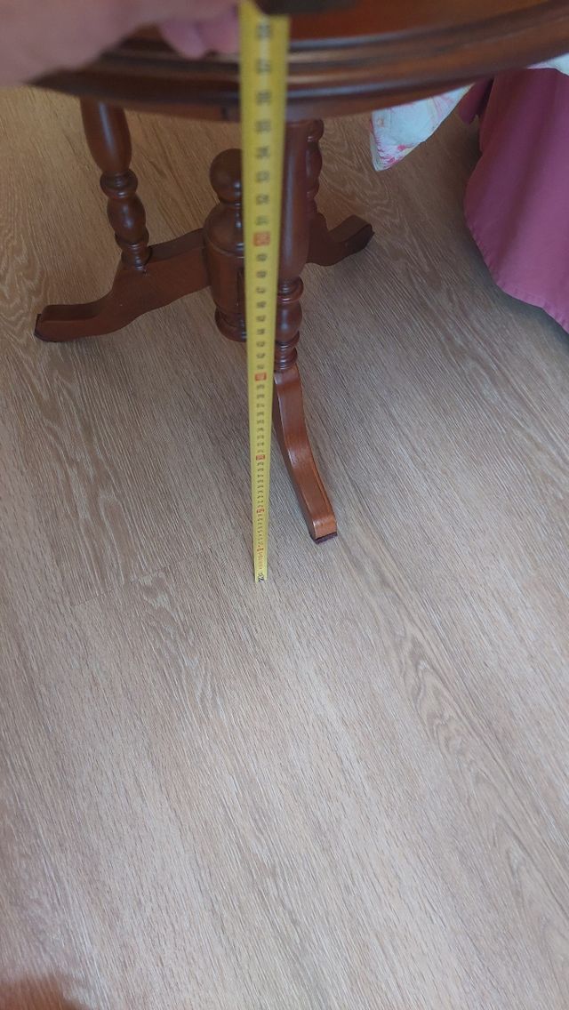 Mesa redonda de madera con diseño