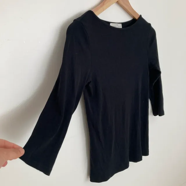 Camiseta básica de color negro de la marca Zara.