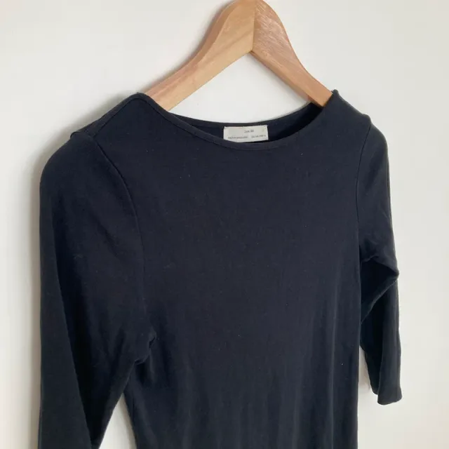 Camiseta básica de color negro de la marca Zara.