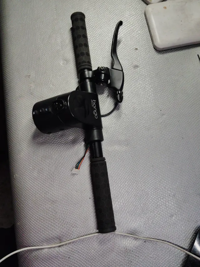 Manillar con pinza de freno y pantalla completa